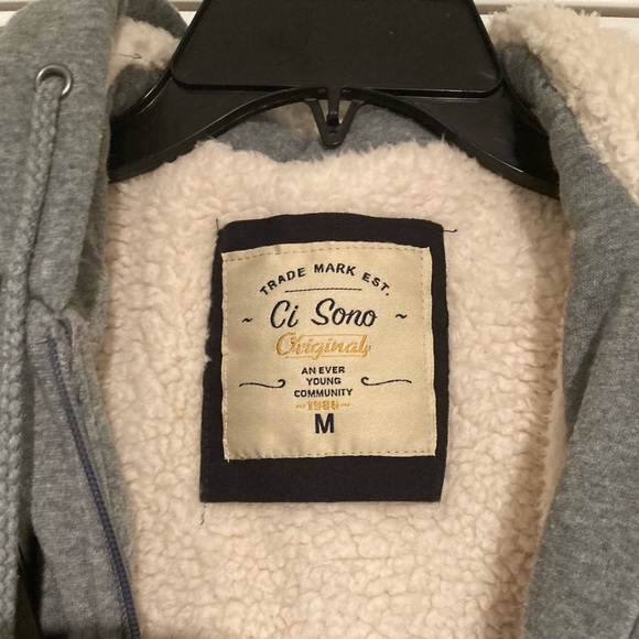 Ci Sono sleeveless olive green hooded puffer coat with pockets | zipper placket - Picture 4 of 6